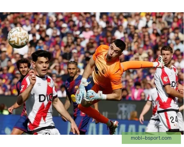 乌奈·西蒙欧洲杯神勇扑点球助球队锁定胜利